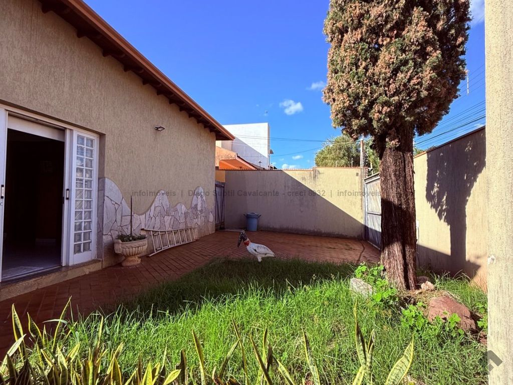 Casa com terreno cheio — Carandá - Casa-Térrea em Carandá Bosque, Campo Grande