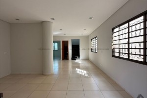 Sobrado amplo em ótima localização - Foto 2