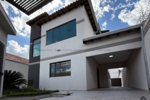 Sobrado amplo em ótima localização - Foto 1