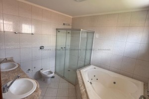 Sobrado amplo em ótima localização - Foto 12